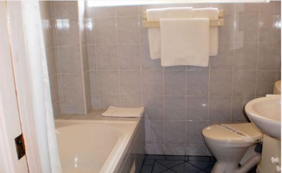 Lake Haven Motor Inn Gorokan Szoba fotó